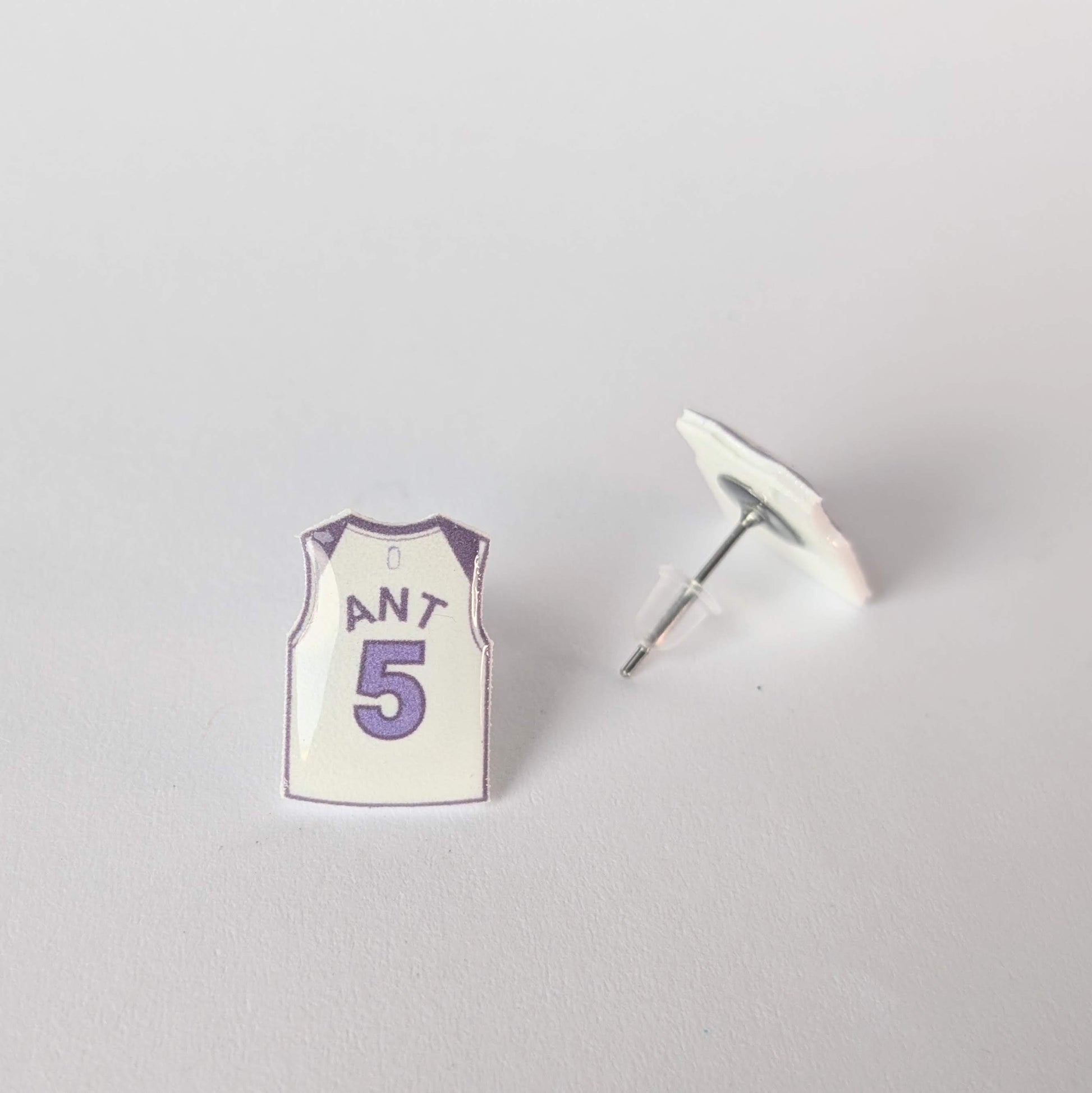 Basketball jersey earring with 'ANT' and number '5' on a light gray background